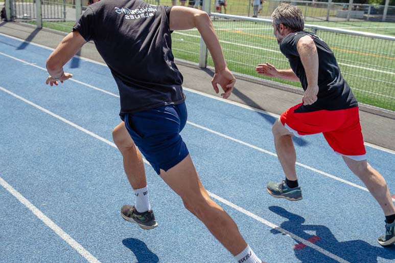 Fabien Lageyre, diététicien-nutritionniste et coach sportif à Dax et Saubrigues, sprintant avec un patient sur une piste d’athlétisme