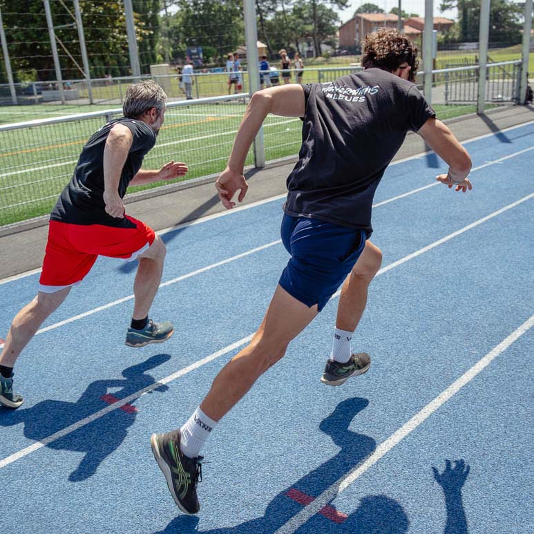Fabien Lageyre, diététicien-nutritionniste et coach sportif à Dax et Saubrigues, partant en sprint avec un patient sur une piste d’athlétisme