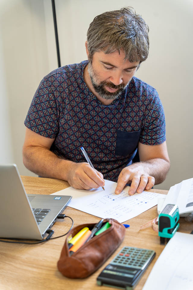Fabien Lageyre, diététicien-nutritionniste à Dax et Saubrigues, dans son cabinet écrivant un programme pour son patient sur une feuille