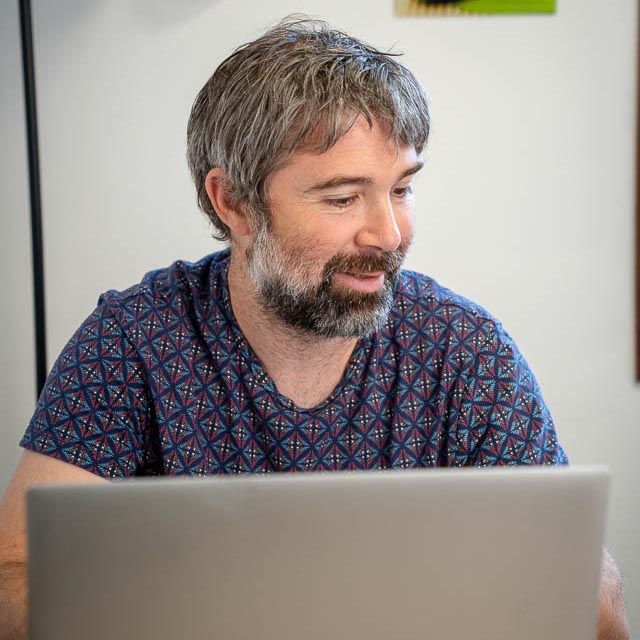 `Fabien Lageyre, diététicien-nutritionniste à Dax et Saubrigues, travaillant derrière son ordinateur dans son cabinet de consultation`