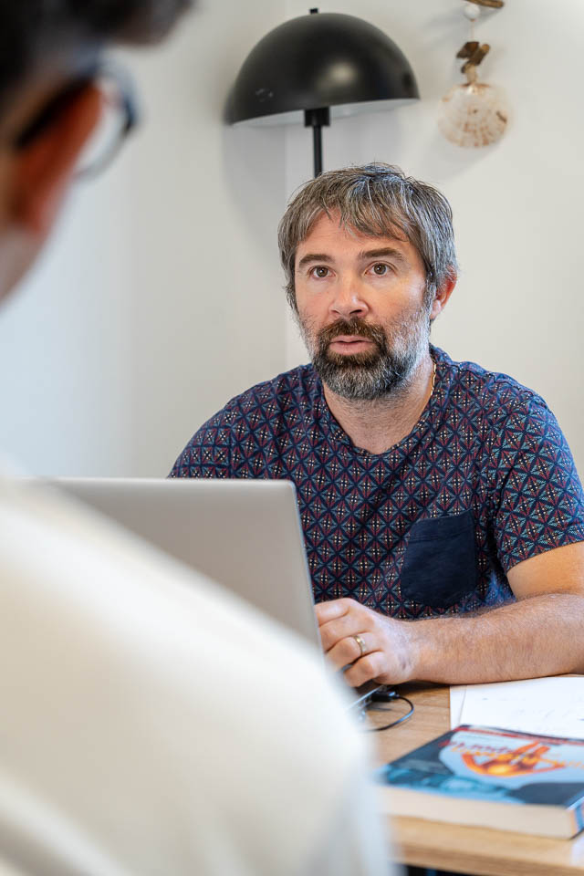 `Fabien Lageyre, diététicien-nutritionniste à Dax et Saubrigues, en consultation dans son cabinet face à un patient`