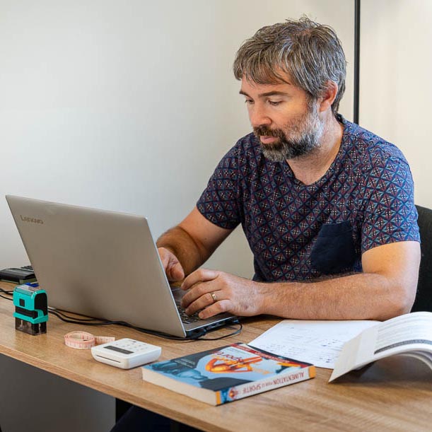 Fabien Lageyre, diététicien-nutritionniste à Dax et Saubrigues, dans son cabinet rédigeant un programme sur son ordinateur à partir de notes posées à côté de lui
