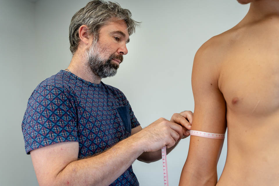 Fabien Lageyre, diététicien-nutritionniste et coach sportif à Dax et Saubrigues, mesurant le tour de bras d’un patient