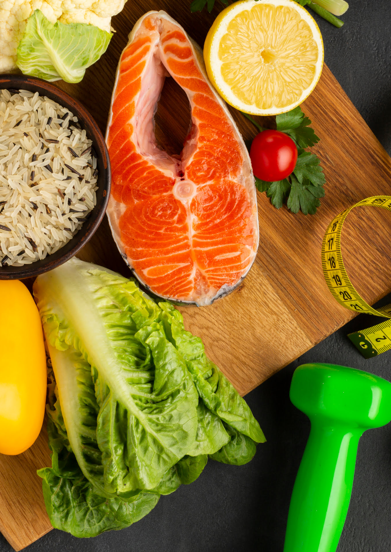 Planche de bois dans une cuisine présentant une sélection d’aliments sains et équilibrés – Fabien Lageyre, diététicien-nutritionniste à Dax et Saubrigues